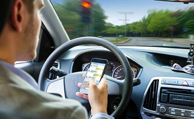 Confirmado, el uso del celular mientras se conduce es la principal causa de accidentes