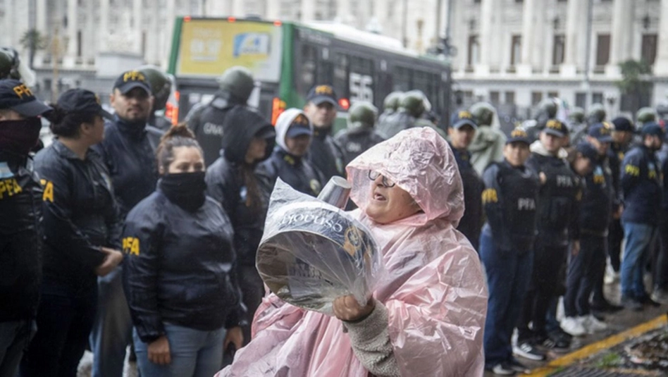 La Policía reprimió a jubilados que protestaban contra el veto de Milei
