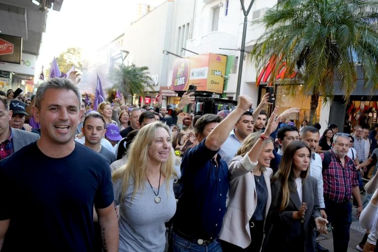 Elecciones 2025: en otra jornada de incidentes: evacuaron la caravana de Karina Milei en Corrientes