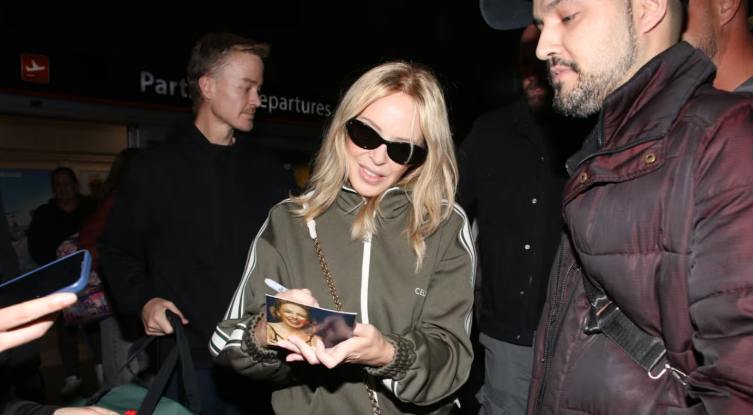 Kylie Minogue ya está en la Argentina: las fotos de su llegada al Aeropuerto de Ezeiza