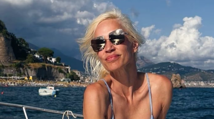 Desde la Costa Amalfitana, Ingrid Grudke posó en microbikini taparrabos y la compararon con la F1