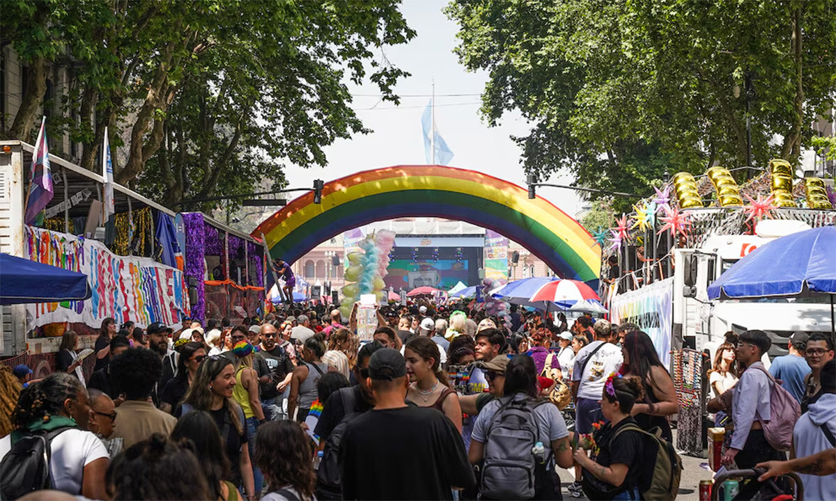 Marcha del orgullo: colores, música y rechazo a las políticas del gobierno