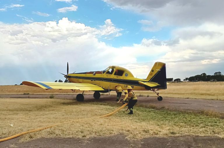Refuerzan el combate de un incendio en cercanías de Jacinto Arauz con un avión hidrante