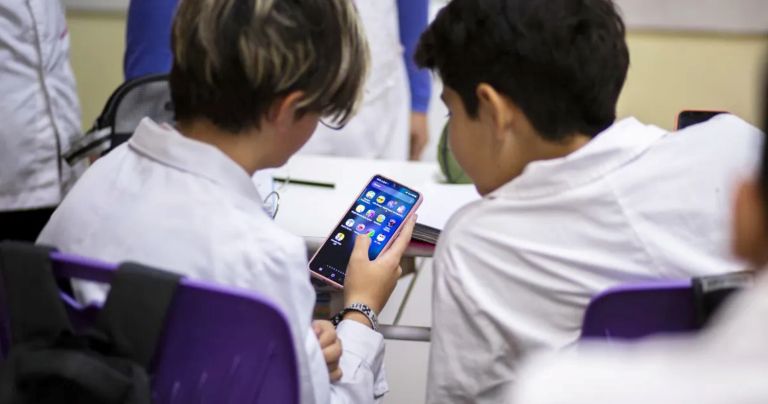 El Gobierno de La Pampa avanza en la prohibición de teléfonos celulares en las escuelas