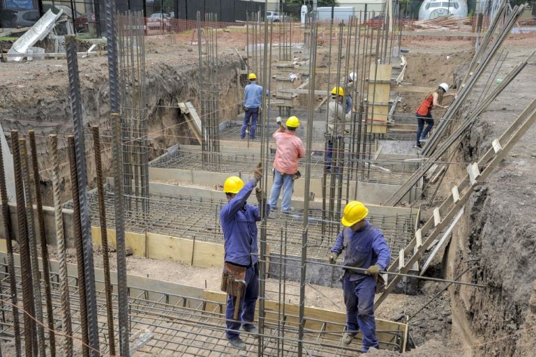 Crisis en la construcción: advierten por la pérdida de 120.000 empleos y el impacto de la apertura económica