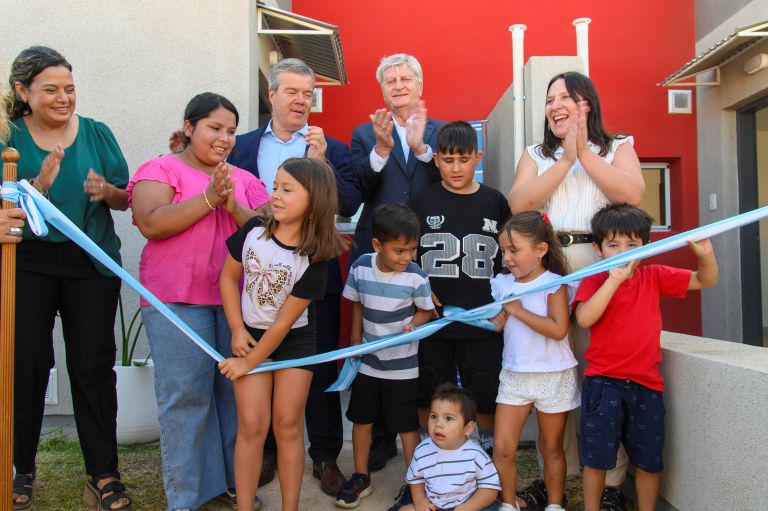 El gobernador Ziliotto inauguró viviendas en Intendente Alvear y reafirmó el modelo de desarrollo con inclusión