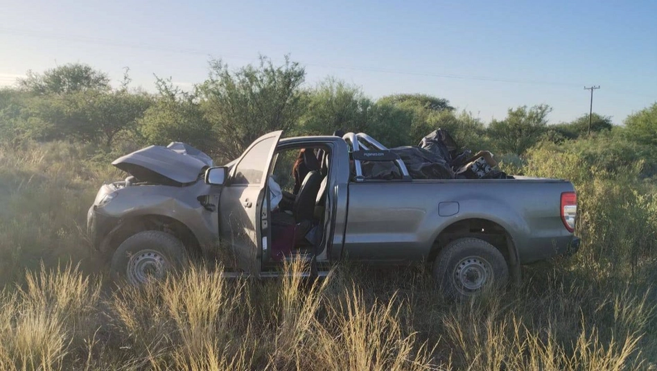 Ruta nacional 143 entre Algarrobo del Águila y Santa Isabel: choque y vuelco sin heridos graves