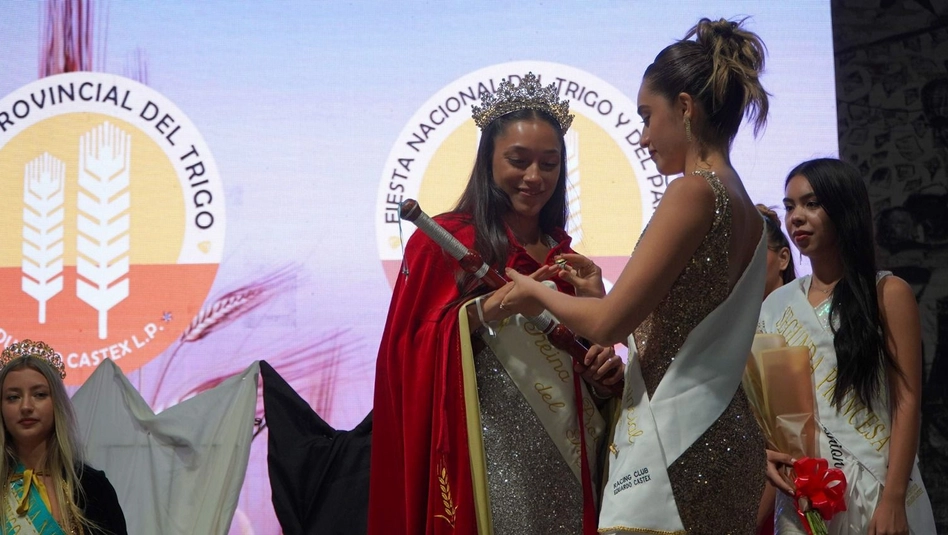 Eduardo Castex coronó a las nuevas reinas del Trigo y el Pan