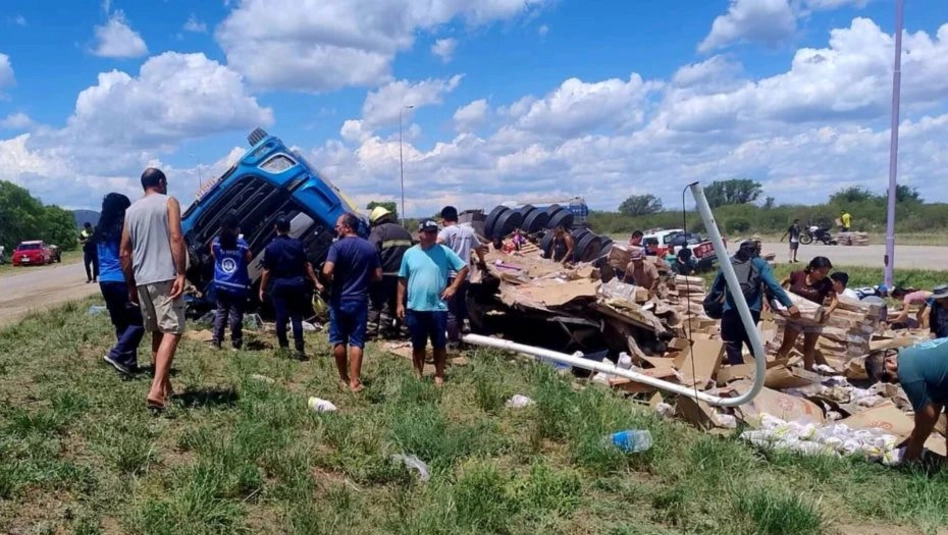 San Luis: volcó un camión con carne y pollo en la Autopista Serranías Puntanas y la mercadería fue saqueada
