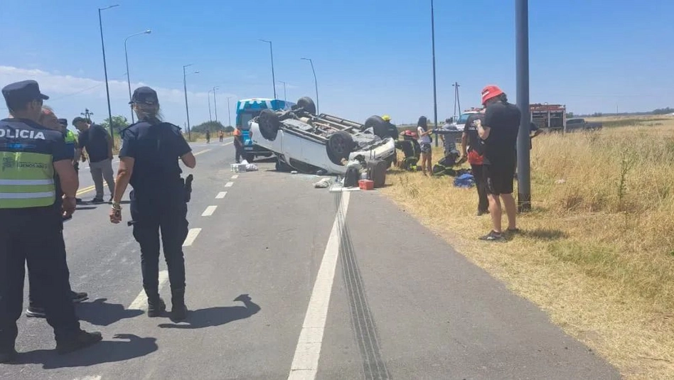 Ruta provincial 65, a la altura del Acceso Barnetche: volcó una familia pampeana y hospitalizaron a una mujer y dos niños