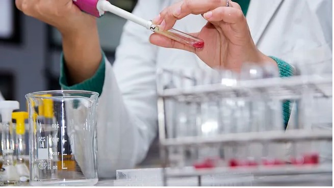 La ANMAT retiró la habilitación a ocho laboratorios e inhibió a otros dos por “incumplimientos críticos”