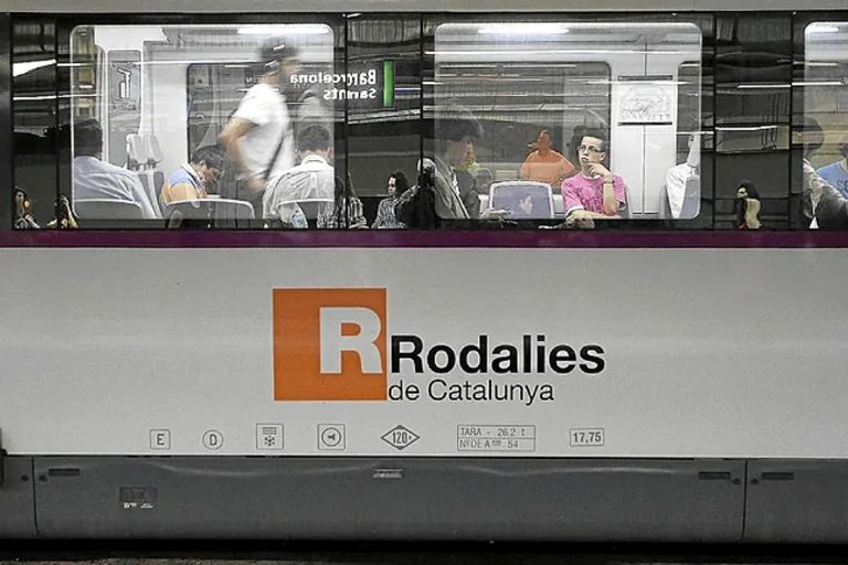 España: tras el accidente de Málaga, otros dos trenes descarrilaron en Barcelona y murió un maquinista