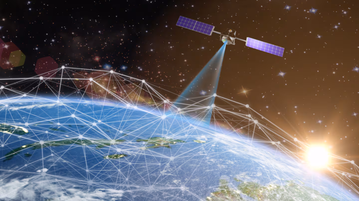 Qué es la computación orbital, la apuesta de las grandes empresas para salvar a la IA