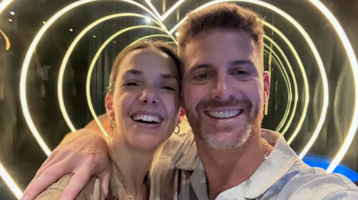 Julieta Nair Calvo anunció su casamiento con Andrés Rolando: así fue la romántica propuesta en la playa