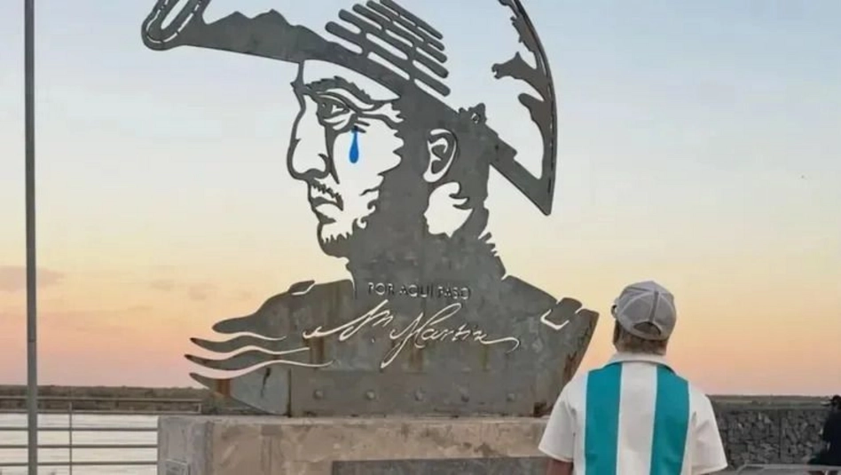 San Lorenzo: un artista intervino la figura de San Martín en medio de la polémica por el sable corvo