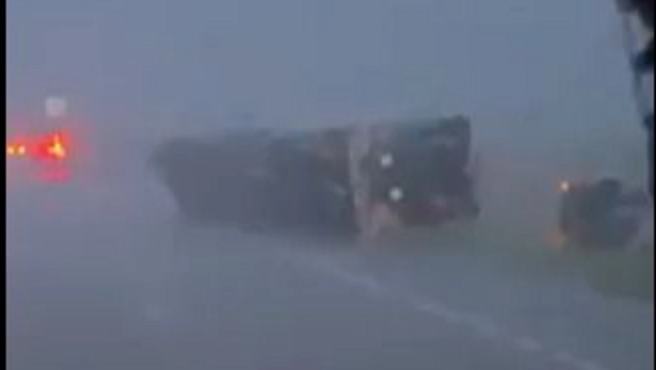 Autopista Rosario-Córdoba: más de diez camiones volcaron por un violento temporal que azotó a la región