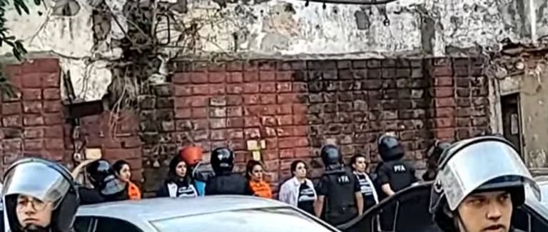 Activistas que reclaman por la Ley de Glaciares saltaron la reja del Congreso y hay detenidos