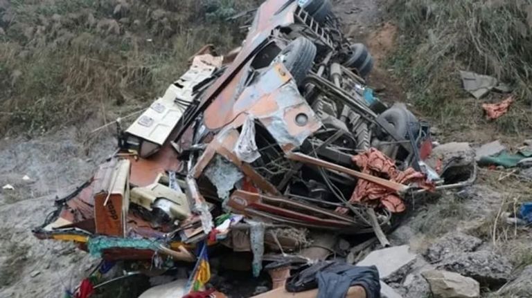 Nepal: un micro cayó al río en el centro y dejó al menos 18 muertos