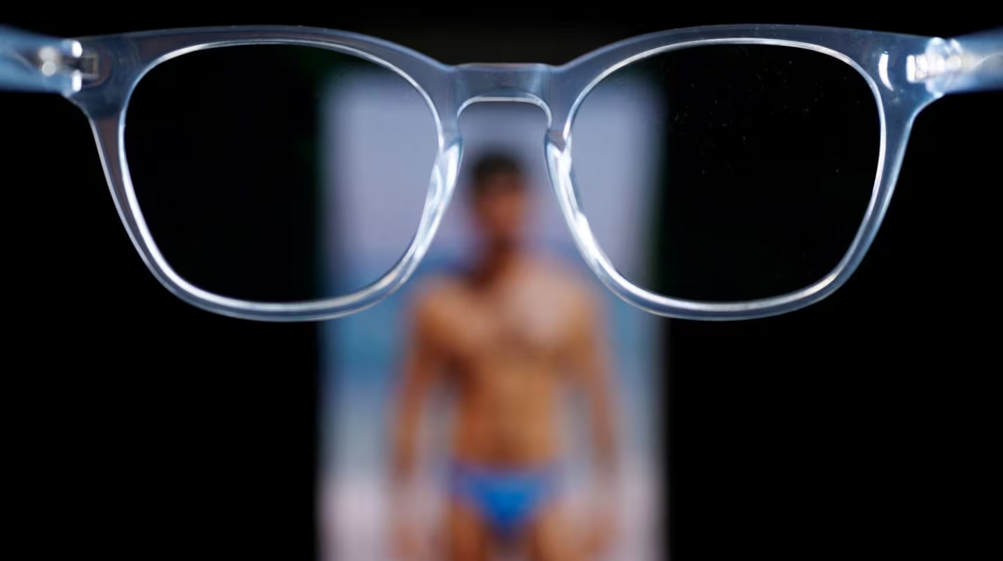 Sigue el escándalo en Grok: frenó las imágenes no consentidas de mujeres, pero aún genera desnudos de varones