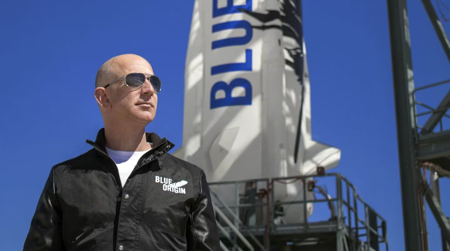 La “lunática” razón por la que la compañía espacial de Jeff Bezos pausó los viajes turísticos a la órbita