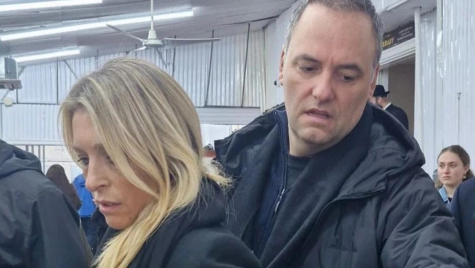 Revelan que Manuel Adorni viajó a Punta del Este en un jet privado junto a su esposa