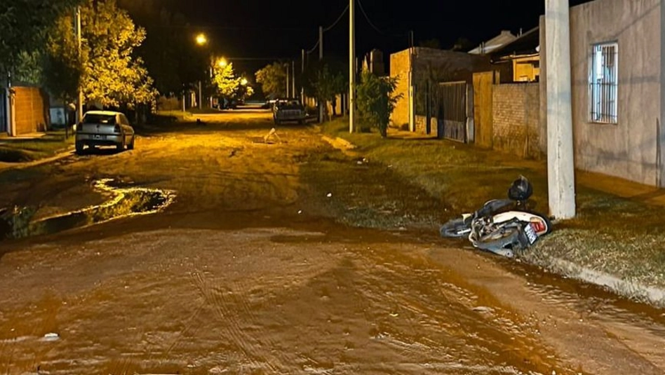 Santa Rosa: un motociclista chocó contra un auto estacionado y sufrió una fractura en el rostro
