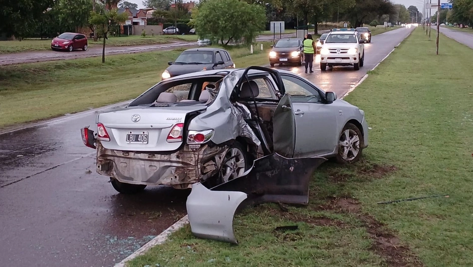 Santa Rosa: se despistó por la lluvia e impactó contra una columna