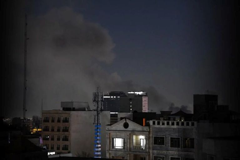 Medio Oriente: Israel informó que atacó el complejo del liderazgo de Irán en Teherán