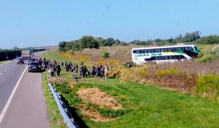 Rosario: dos muertos por el choque entre una camioneta y un micro que trasladaba agentes penitenciarios