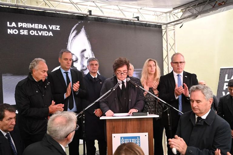 “Frente al terrorismo no puede haber tregua“, dijo Milei sobre el atentado contra la Embajada de Israel