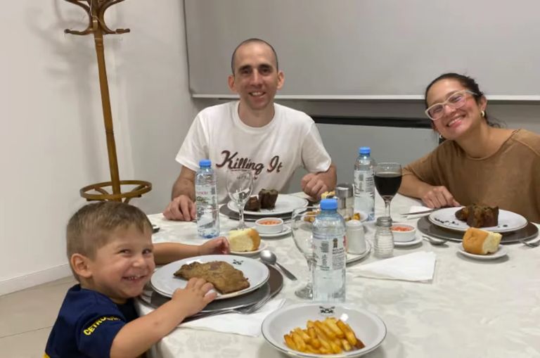 Nahuel Gallo cenó por primera vez con su familia tras volver al país ¿cuál fue el menú que eligió?