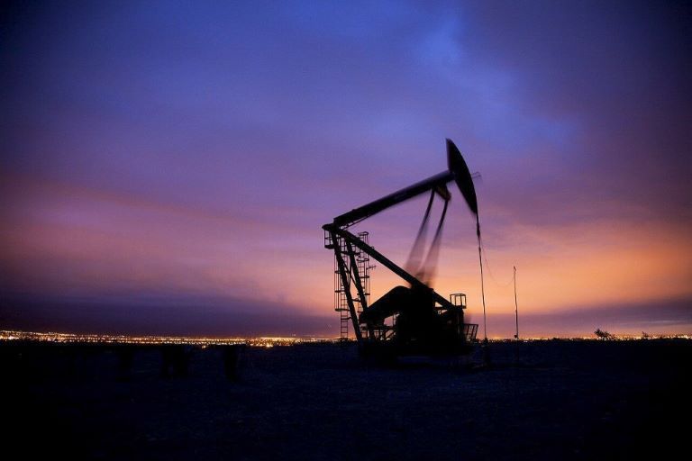El petróleo se dispara y vuelve a la zona de los US$100 tras ofensiva iraní en el estrecho de Ormuz