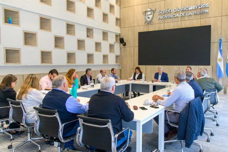 El gobernador Ziliotto presentó a intendentes el anteproyecto de ley para crear consorcios camineros