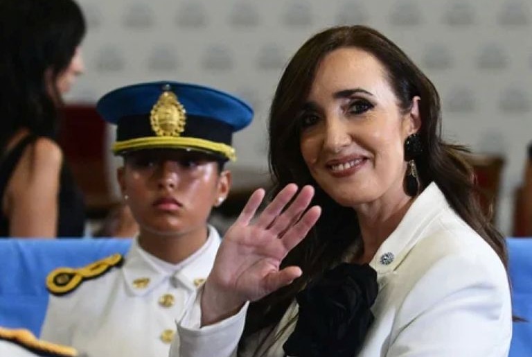 El irónico mensaje de Villarruel contra el Gobierno y el viaje de la esposa de Adorni