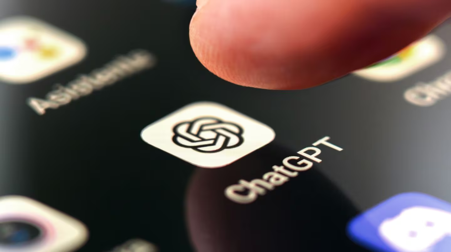 Las desinstalaciones de ChatGPT aumentaron casi 300% después del acuerdo de OpenAI con el Ejército de EE.UU.